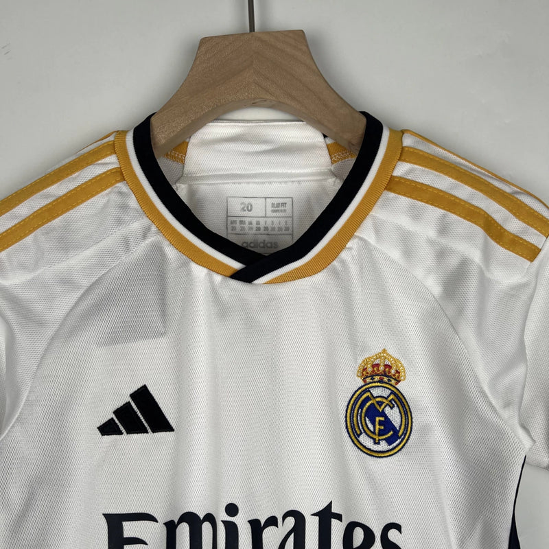 Conjunto Infantil Real Madrid 2023/24 - Home + 5 PRENDAS 🎁